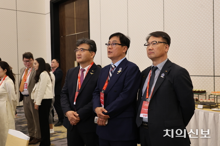 한국 대표단이 선거 개표 상황을 지켜보고 있다.