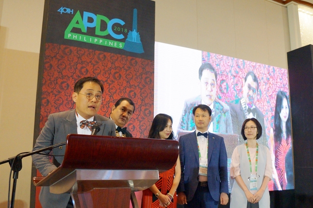 í•œêµ­ì´ ë‚´ë…„ ì•„íƒœì¹˜ê³¼ì˜ì‚¬ì—°ë§¹ ì´íšŒë¥¼ ì„œìš¸ì—ì„œ ê°œìµœí•œë‹¤. ì§€ë‚œ 9ì¼ í•„ë¦¬í•€ ë§ˆë‹ë¼ì—ì„œ ì—´ë¦° APDC GALA Nightì—ì„œ APDFëŠ” ë‚´ë…„ í•œêµ­ ì´íšŒì˜ ìœ&nbsp;ì¹˜ë¥¼ ê³µì‹ ì„&nbsp;ì–¸í•˜ê³&nbsp; í˜‘ë&nbsp;¥ì„ ë‹¤ì§í–ˆë‹¤. ê¹€í˜„ì¢… êµ­ì&nbsp;œì´ì‚¬ê°€ ì¹˜í˜‘ì„ ëŒ€í‘œí•´ ê°ì‚¬ì¸ì‚¬ë¥¼ ì&nbsp;„í•˜ê³&nbsp; ìžˆë‹¤.  