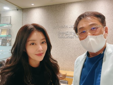 가수 이지현님이 서울탑치과병원을 방문하셨습니다. 대표 이미지